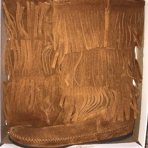 Size 9 Minnetonka 3 layer fringe boots.